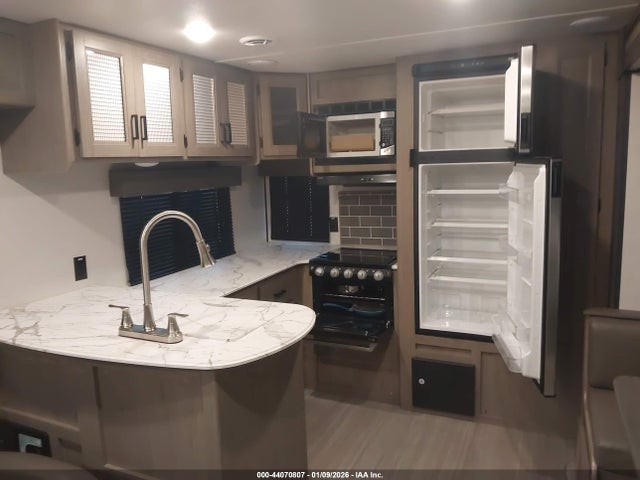 44070807 :رقم المزاد ، 4YDT28R29M7246288 vin ، 2021 Keystone Rv Hideout Luxury 28rks Travel Travel مزاد بيع