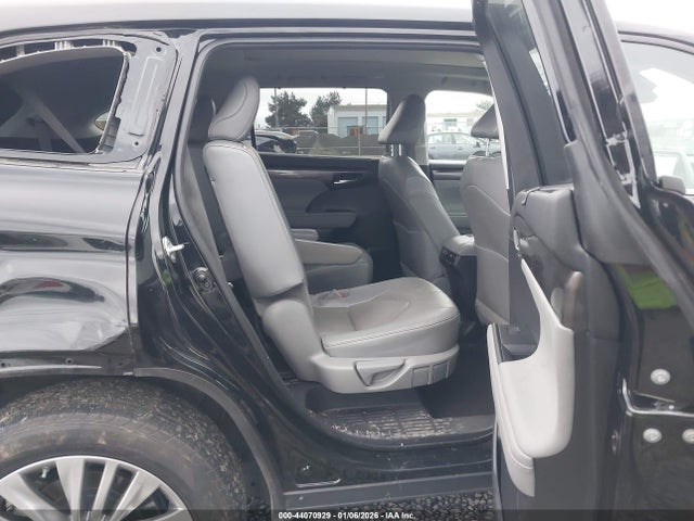 Toyota Highlander Platinum 2023 5TDKDRBH9PS039052 Image 8