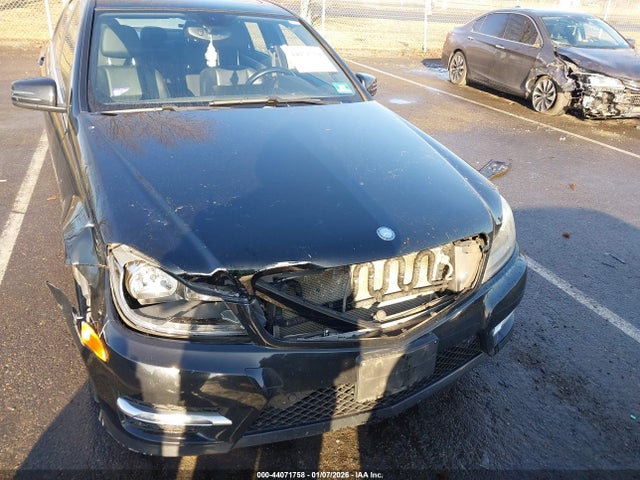 2014 Mercedes-benz C 300 Sport 4matic მანქანა იყიდება აუქციონზე, vin: WDDGF8AB9EG230894, აუქციონის ნომერი: 44071758