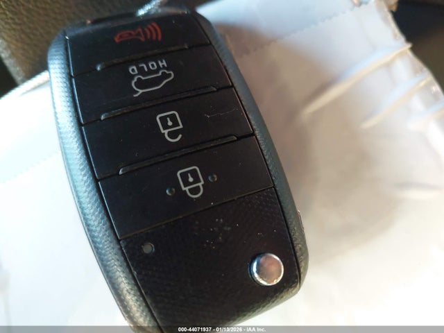 5XYPG4A59KG590661 KIA Sorento 3.3l S