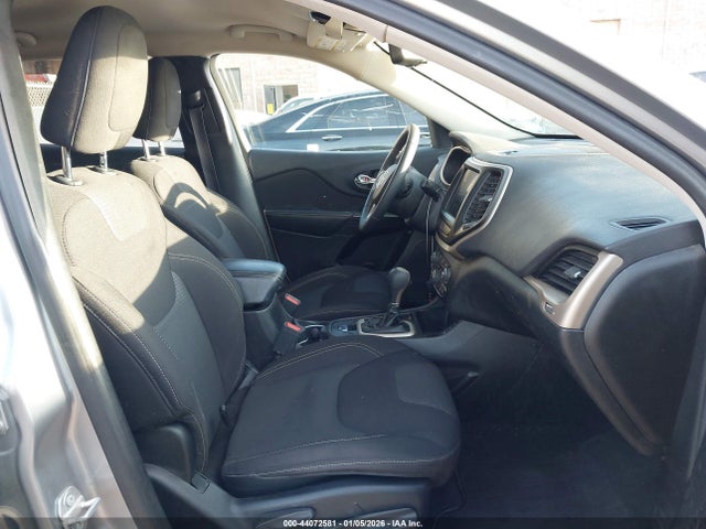 1C4PJLCB8HW559668 Jeep Cherokee Latitude Fwd
