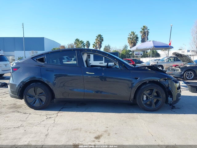 7SAYGDEE4TF515067 Tesla Model Y Long Range Launch Series/premium All-wheel Drive