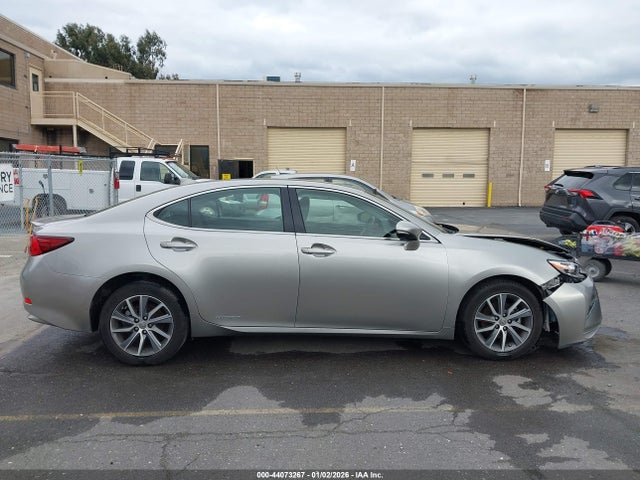 JTHBW1GG9H2138795 Lexus ES 300H
