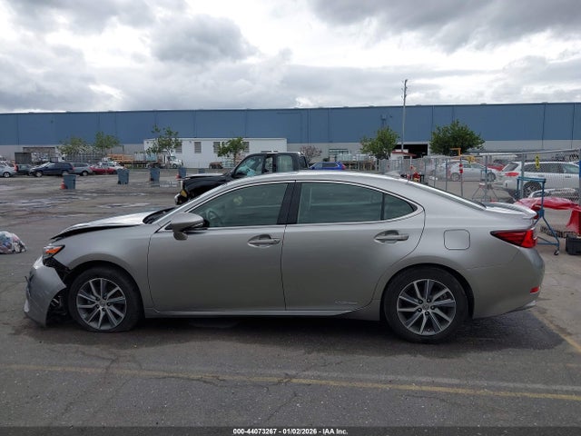 JTHBW1GG9H2138795 Lexus ES 300H
