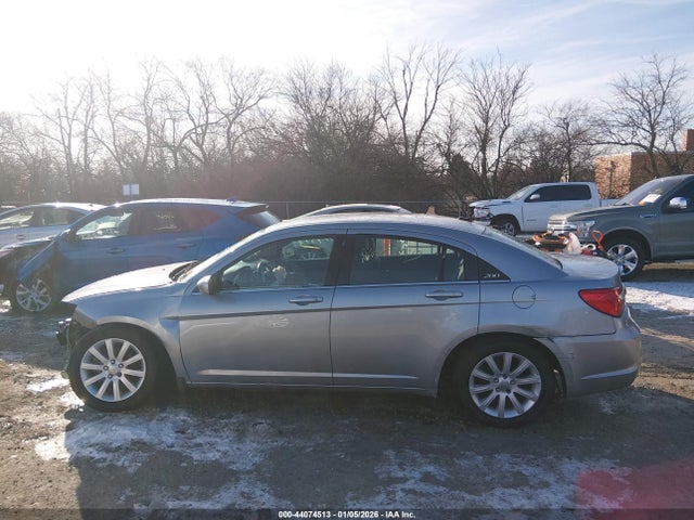 44074513 :رقم المزاد ، 1C3CCBBB9DN580053 vin ، 2013 Chrysler 200 Touring مزاد بيع