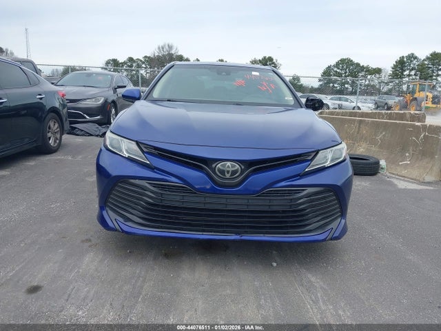 44076511 :رقم المزاد ، JTNB11HK5J3015574 vin ، 2018 Toyota Camry Le مزاد بيع