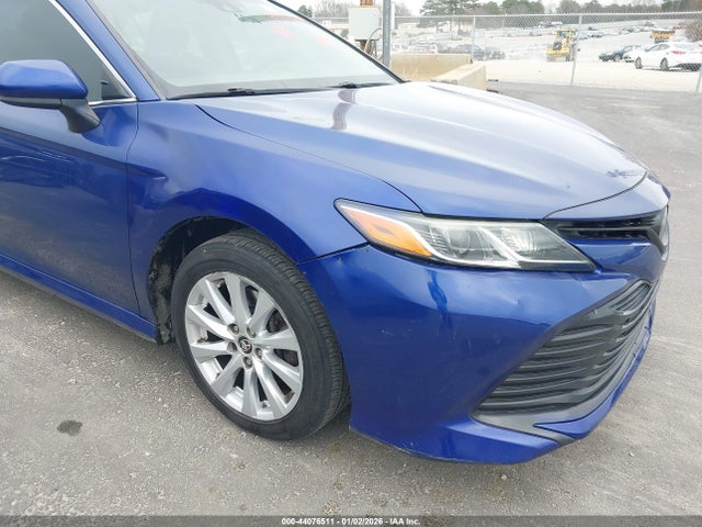 44076511 :رقم المزاد ، JTNB11HK5J3015574 vin ، 2018 Toyota Camry Le مزاد بيع