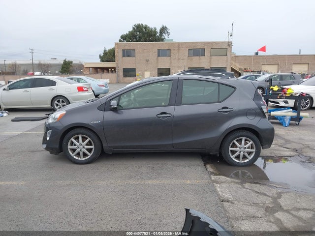 JTDKDTB38F1103594 Toyota Prius C Three