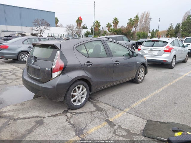 JTDKDTB38F1103594 Toyota Prius C Three