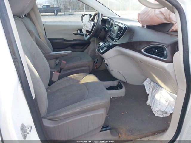 Chrysler Pacifica Lx 2017 2C4RC1CG3HR608562 Image 5