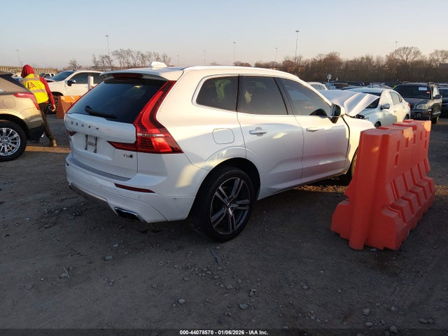 2018 VOLVO XC60 LYV102RK7JB100735 Photo 3