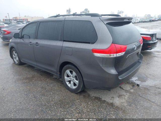 2011 TOYOTA SIENNA 5TDKK3DC5BS023685 Photo 2