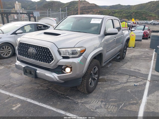 Toyota Tacoma 2018 3TMAZ5CN6JM075105 Image 2