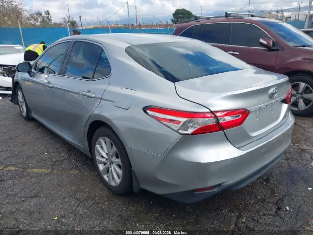 2018 TOYOTA CAMRY 4T1B11HKXJU081385 Photo 2