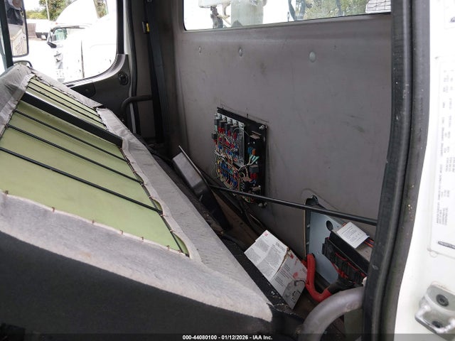 44080100 :رقم المزاد ، 3ALACWDU6HDJG1130 vin ، 2017 Freightliner M2 106 مزاد بيع