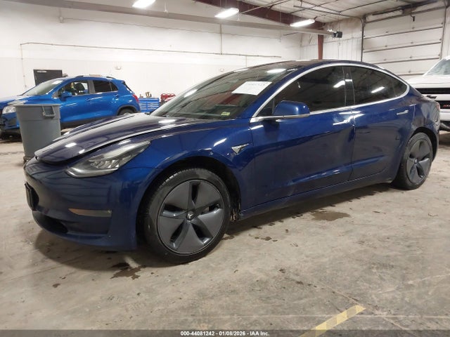 44081242 :رقم المزاد ، 5YJ3E1EA9JF013077 vin ، 2018 Tesla Model 3 Long Range/mid Range مزاد بيع