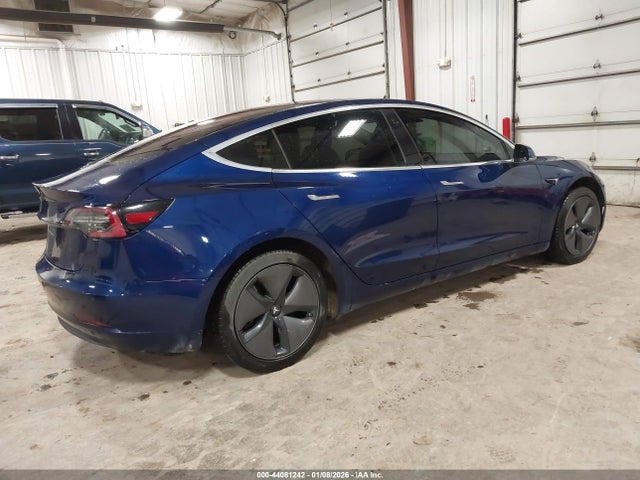 44081242 :رقم المزاد ، 5YJ3E1EA9JF013077 vin ، 2018 Tesla Model 3 Long Range/mid Range مزاد بيع