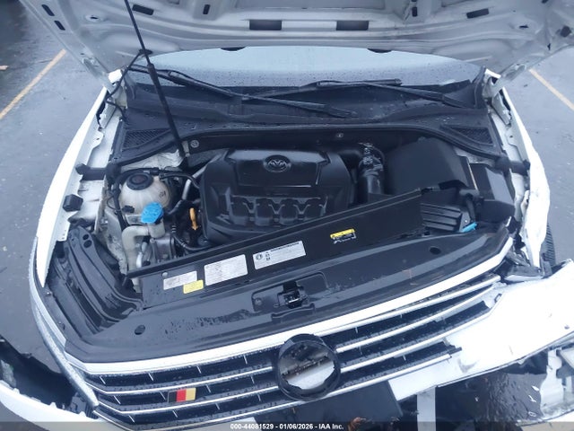 1VWBA7A32JC015393 Volkswagen Passat 2.0t Se