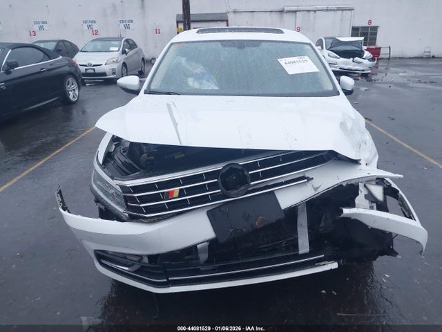 1VWBA7A32JC015393 Volkswagen Passat 2.0t Se