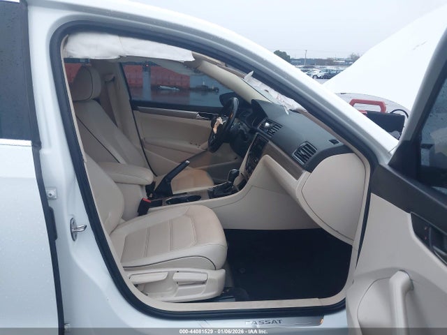 1VWBA7A32JC015393 Volkswagen Passat 2.0t Se