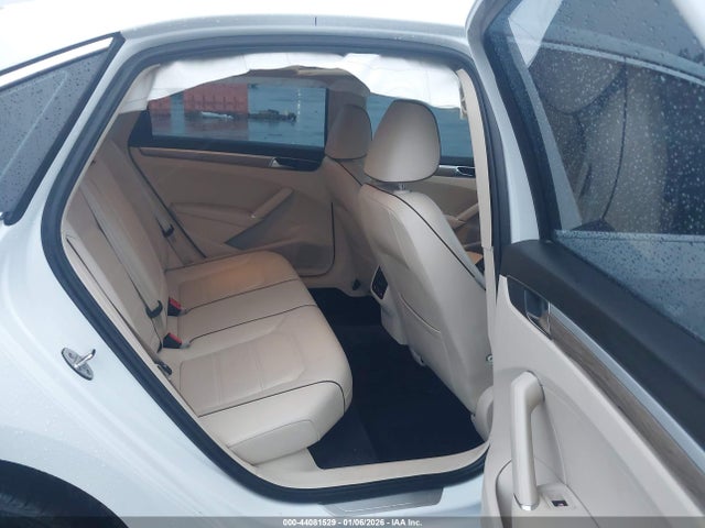 1VWBA7A32JC015393 Volkswagen Passat 2.0t Se