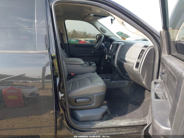 44082430 :رقم المزاد ، 3C6UR5CJ6JG189203 vin ، 2018 Ram 2500 مزاد بيع
