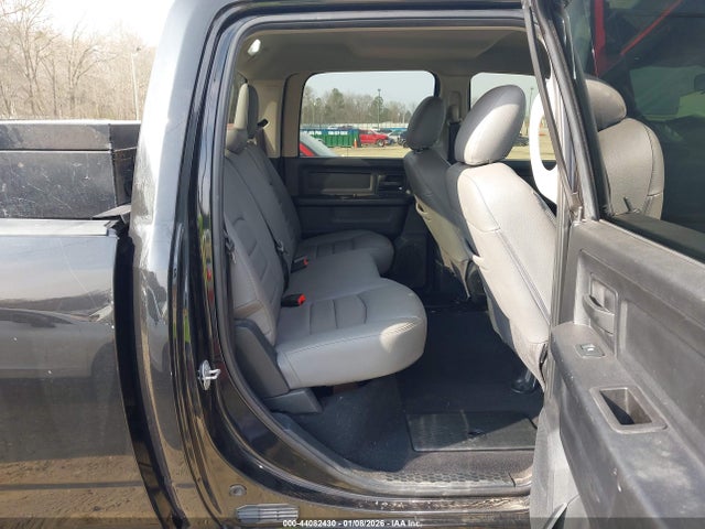 44082430 :رقم المزاد ، 3C6UR5CJ6JG189203 vin ، 2018 Ram 2500 مزاد بيع