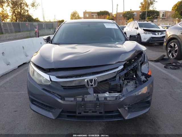 44082660 :رقم المزاد ، 2HGFC2F58HH551429 vin ، 2017 Honda Civic Lx مزاد بيع