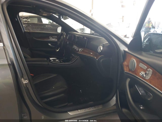 44083069 :رقم المزاد ، WDDZF4KB1HA102012 vin ، 2017 Mercedes-benz E 300 4matic مزاد بيع