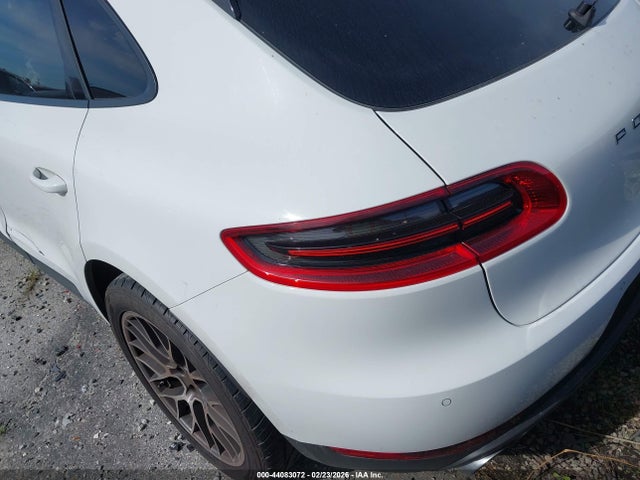 2018 PORSCHE MACAN WP1AA2A55JLB14100 Photo 2