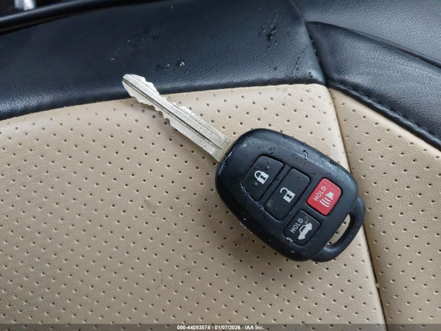 2T1BURHE0HC826379 Toyota COROLLA LE