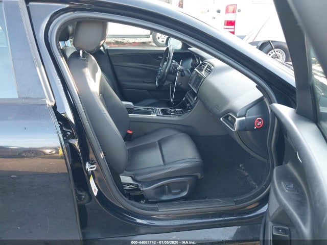 2018 JAGUAR XE SAJAR4FX2JCP35800 Photo 4