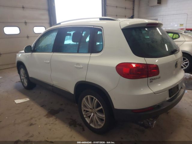 2016 VOLKSWAGEN TIGUAN WVGBV7AX7GW543282 Photo 2