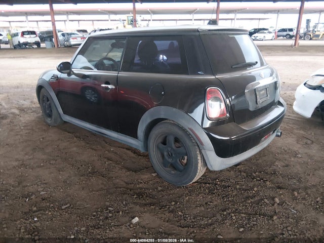 2011 MINI COOPER WMWSU3C58BT095296 Photo 2