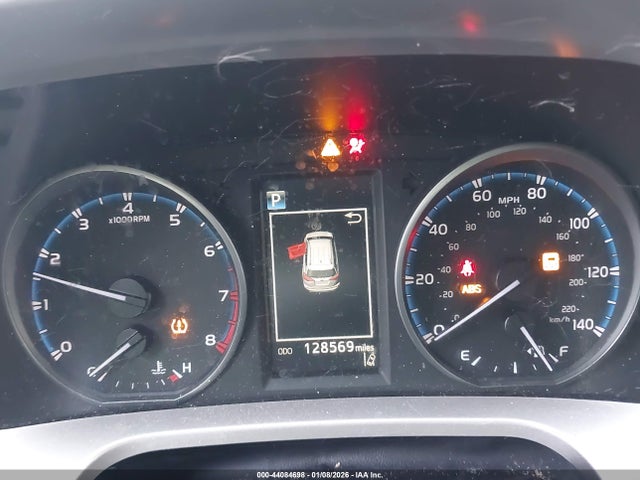 JTMBFREV7JJ725428 Toyota RAV4 LE