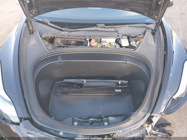 44085573 :رقم المزاد ، 5YJ3E1EA4JF004822 vin ، 2018 Tesla Model 3 Long Range/mid Range مزاد بيع