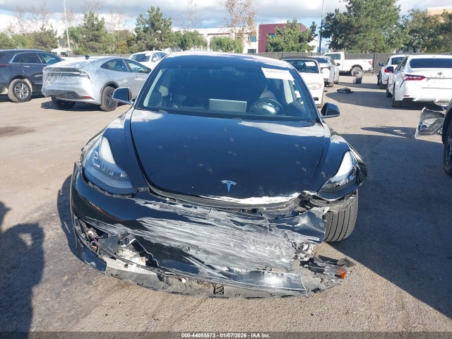 44085573 :رقم المزاد ، 5YJ3E1EA4JF004822 vin ، 2018 Tesla Model 3 Long Range/mid Range مزاد بيع