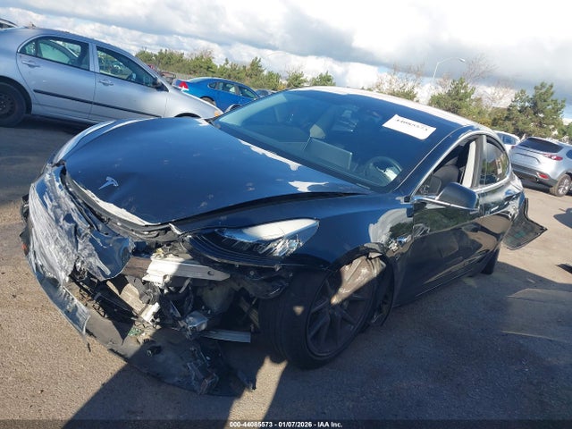 44085573 :رقم المزاد ، 5YJ3E1EA4JF004822 vin ، 2018 Tesla Model 3 Long Range/mid Range مزاد بيع