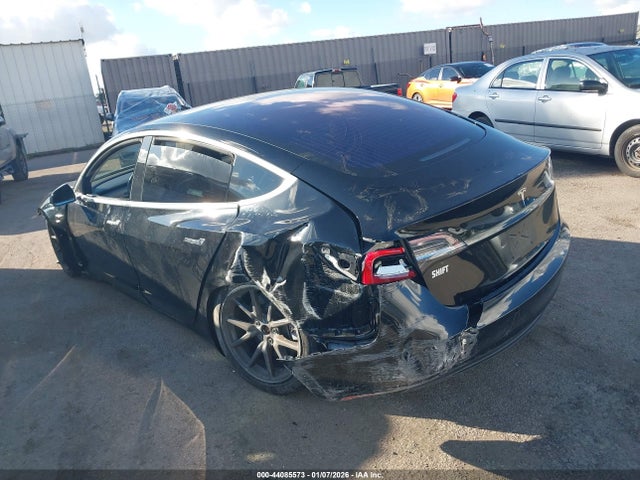 44085573 :رقم المزاد ، 5YJ3E1EA4JF004822 vin ، 2018 Tesla Model 3 Long Range/mid Range مزاد بيع