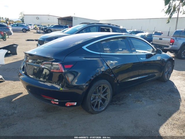 44085573 :رقم المزاد ، 5YJ3E1EA4JF004822 vin ، 2018 Tesla Model 3 Long Range/mid Range مزاد بيع