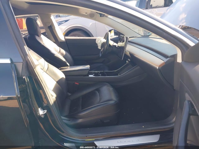 44085573 :رقم المزاد ، 5YJ3E1EA4JF004822 vin ، 2018 Tesla Model 3 Long Range/mid Range مزاد بيع
