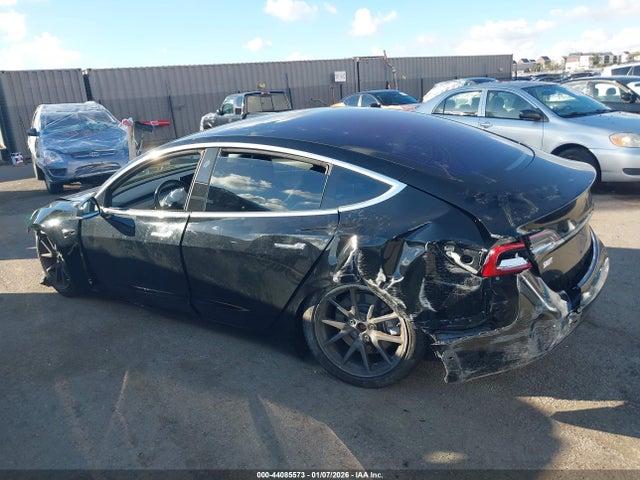 44085573 :رقم المزاد ، 5YJ3E1EA4JF004822 vin ، 2018 Tesla Model 3 Long Range/mid Range مزاد بيع