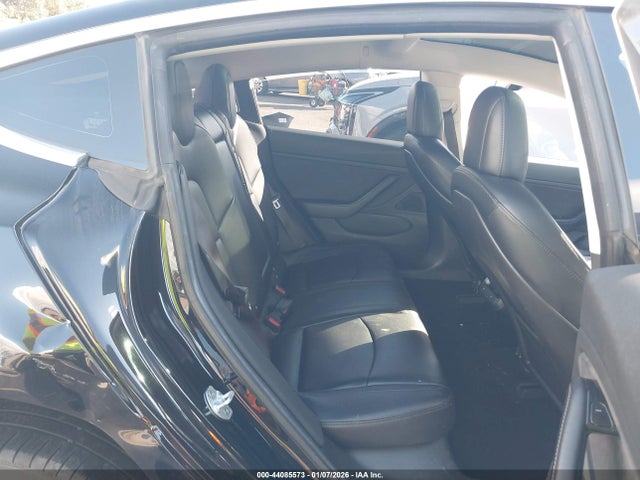 44085573 :رقم المزاد ، 5YJ3E1EA4JF004822 vin ، 2018 Tesla Model 3 Long Range/mid Range مزاد بيع