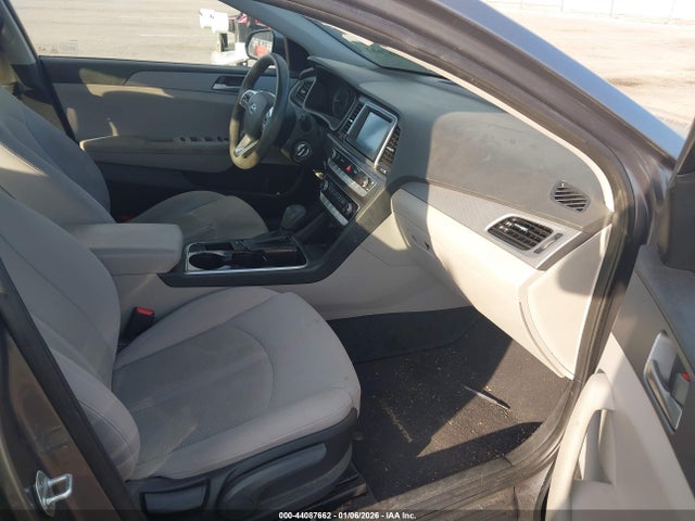 5NPE24AF7JH679215 Hyundai SONATA SE