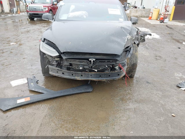 44088175 :رقم المزاد ، 5YJXCAE21JF102397 vin ، 2018 Tesla Model X مزاد بيع