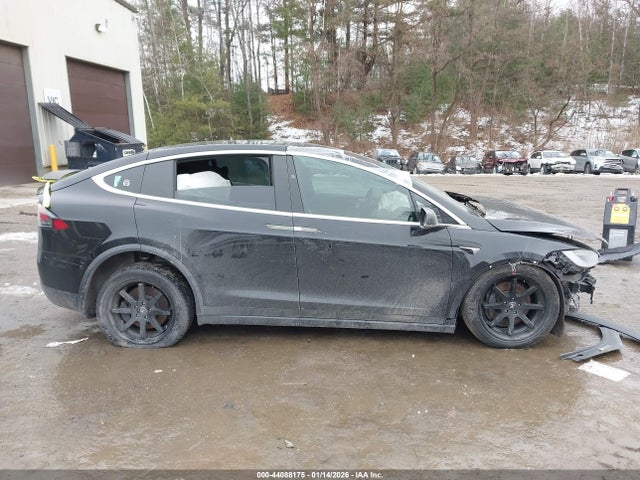 44088175 :رقم المزاد ، 5YJXCAE21JF102397 vin ، 2018 Tesla Model X مزاد بيع