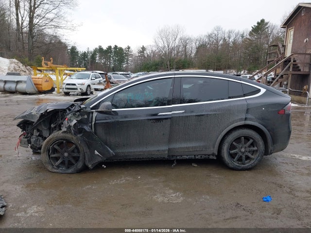 44088175 :رقم المزاد ، 5YJXCAE21JF102397 vin ، 2018 Tesla Model X مزاد بيع
