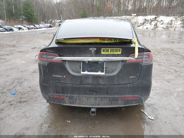 44088175 :رقم المزاد ، 5YJXCAE21JF102397 vin ، 2018 Tesla Model X مزاد بيع