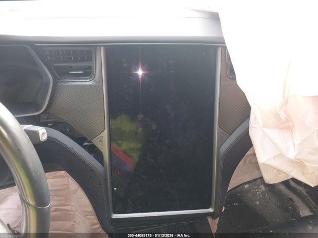 44088175 :رقم المزاد ، 5YJXCAE21JF102397 vin ، 2018 Tesla Model X مزاد بيع