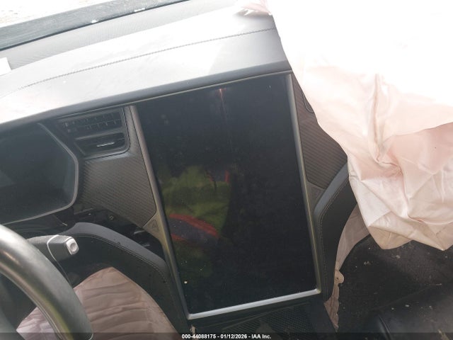 44088175 :رقم المزاد ، 5YJXCAE21JF102397 vin ، 2018 Tesla Model X مزاد بيع